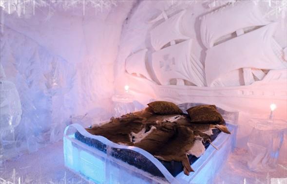 Otelin yataklarnda oturduunuz iskemlelerden tutun da, ikinizi ieceiniz kadehlere kadar kadar her eyi buzdan..