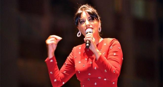 Sibel Can ile Zara, ayn tarihlerde piyasaya srd arabesk albmlerinde 7 ayn paraya yer verdi.