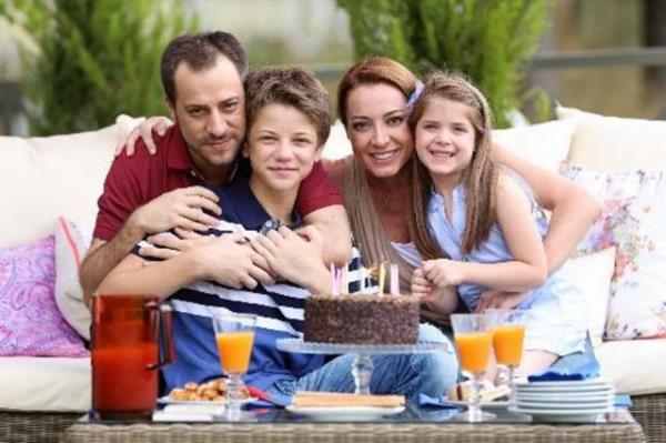 Aile oullarn bulmak iin amansz bir mcadeleye girerken, bu srete herkesin srlar aa kyor.