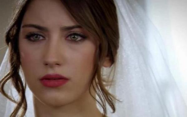 Yapmcln Gold Yapm'n stlendii dizinin kadrosunda Nebahat ehre, Hazal Kaya, Hakan Kurta, Kaan Urgancolu, Asl Tandoan ve Erkan Can yer alyor.