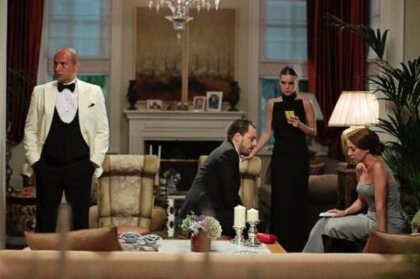 "Kayp", polis tarafndan evden gtrlen oullarndan bir daha haber alamayan varlkl arman Ailesi'nin yksn anlatyor.