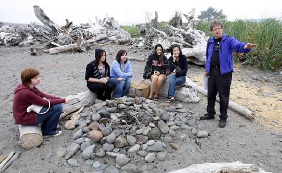 Forks, Washington--Forks Ticaret Odas yesi Michael Gurling (sada) Stephenie Meyer'in vampir temal nl kitab ve filmi Twillight(Alacakaranlk)'ta tasvir edilen akhava ateini anlatyor.