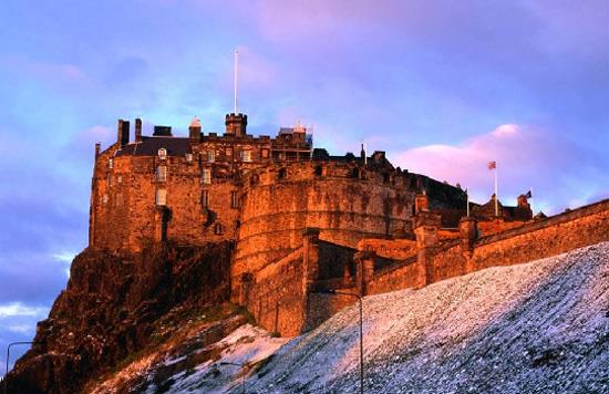 Edinburgh Kalesi--skoyann en byk turist cazibe merkezlerinden bu kalede ok fazla hayalet olduu syleniyor. Bunlardan en nls kaleye saldr dzenlendii anda ortaya kan hayalet davulcudur.