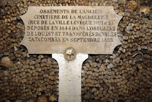 Paris Yeralt Mezarl--1800'lerde Paris mezarlklar dolmak zereydi. Bu yzden cesetler ehrin altndaki tnellere tanmaya balad. Kafataslar ve kemiklerin stste yld bu mezarlklardan garip sesler geldii syleniyor.