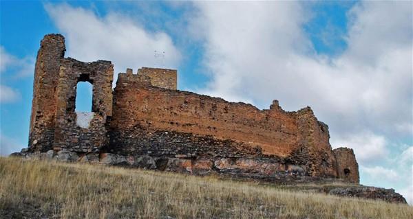 Bu durum Kilise'nin hi houna gitmiyormu. Ky hakknda byclk sylentileri yaylmaya balaynca Veruela barahibi kyn aforoz edilmesini istemi. Bu ise onlarn gnah karamamas ve Katolik kilisedeki dini trenlere katlamamas anlamna geliyormu.