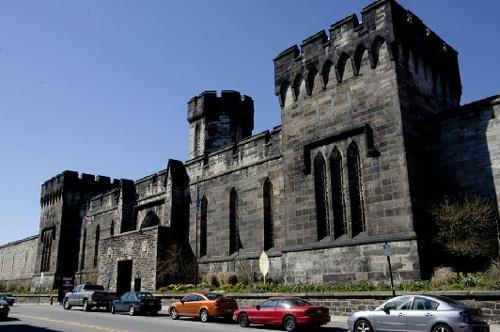 Dou Eyalet Islahevi--Pennsylvania eyaletinin Philadelphia kentinde bulunan bu bina mahpuslarn kendilerini ve dindarlklarn sorgulamalar iin yaplmt. Ancak ou mahkum tam tersine akli dengesini kaybetti. Bu fasilite kapatldktan sonra ierisinden garip sesler duyulduu da sylentiler arasnda.