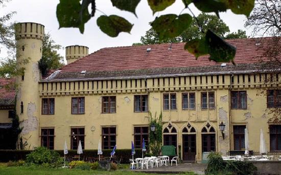 Petzow atosu--Dou Almanya yaknlarndaki Posdam yaknlarnda bulunan 18. yzylda yaplm bu bina imdilerde otel ve restoran hizmetleri sunuyor. Ancak koridorlar baron katliamlarnn karanlk tarihine ahitlik ediyor