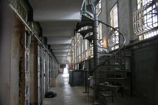 Alcatraz--Bir zamanlar dnyann en sk gvenliine sahip, Al Capone ve George Kelly gibi nl sulular barndrm bu hapishane San Fransisco Krfezi'nde ki adada bulunuyor. Hapishane faaliyeti sonlandrlan mekan ziyaret edenler lklar, aniden kapanan hcre kaplar veya ayak sesleri duyduklarn iddia ediyorlar.