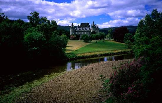 Inverary atosu--1644'ylnda kendini asarak intihar etmi bir arp sanatsnn hayaleti bat skoya'da bulunan bu kasrn koritorlarnda dolat ve ktphanede arp ald syleniyor. ato bugnlerde 13.Argyll Dk'nn evi ancak bazen de kaplarn cesur ziyaretilere amakta.