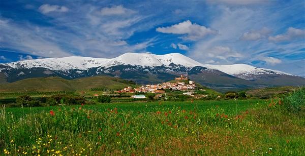 PAPANIN LANET     Ama Kilise yenilgiyi asla kabullenememi: Dnemin papas 2. Julius'un izniyle 1511'de ky lanetlemi. Bu lanetleme sonucu kyllerin kr olduu anlatlr.