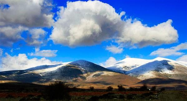 Kalpazan sylentisi  &#8220;Trasmoz&#8217;daki by efsanesi bu kalede balam&#8221; diyor Diaz. &#8220;13. yzylda bu kalede sahte para baslyordu. Trasmoz halknn bu ilemler srasnda kan eki ve kazma seslerinden phelenmemesi iin bir sylenti yayyorlar: Byc ve afsuncular geceleri by yapmak iin zincirleri ngrdatp kazan kartryorlar diye. Bu ie yaryor ve Trasmoz kynn ad byclkle anlr oldu.