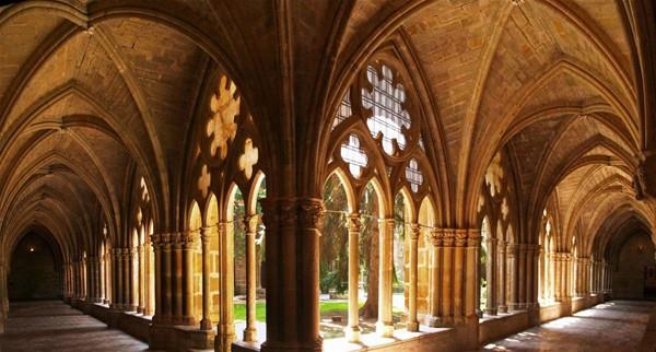 O zamanlar kyde gl bir derebeyi ve demir ve gm madenleri, orman ve su kaynaklar bakmndan zengin gelikin bir toplum varm. Bu blge Katolik kiliseye de bal deilmi ve kraln emri gerei yakndaki Veruela manastrna vergi demiyormu.