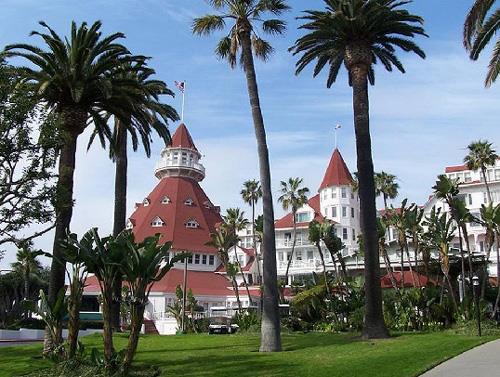 Coronado Oteli--San Diego, Coronado'da bulunuyor. 1982 ylnda gen bir kadn California Krfezi'nde bulunan bu lks otele kocasn beklemek zere kaydn yaptrm. Kocas otele hi gelmemi ve birka gn sonra da kadn merdivenlerde l olarak bulunmu. O gnden beri otelin alanlar ve konuklar siyah giysili ve soluk benizli bir kadn siletine rastladklarn sylyorlar.