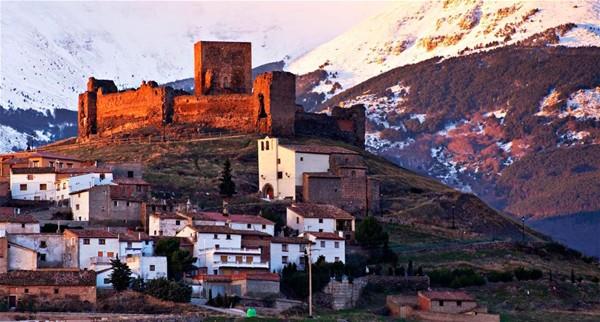 spanya&#8217;nn kk bir ky cadlk ve byclk sylentilerinden dolay 500 yl nce aforoz edilmi ve Papa'nn onayyla lanetlenmiti.  Bu by, batl inan, intikam, kskanlk ve iktidar sava hikayesini anlamak iin Aragon&#8217;daki Trasmoz kyne gidiyoruz.