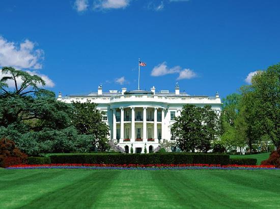 Beyaz Saray  --  Amerika'nn en nl bu yaps hakknda anlatlan bir ka hayalet hikayesi mevcut. Bazlar Saray'n resmi sitesinde bile yerini alm. 2. bakan John Adams'n kars Abigail Adams'n hayaleti Dou Odas'nda amar ykamaya devam ederken, 4. bakan James Madison'un ei Dolley Madison'n hayaleti de gl bahesine yukardan bakarken grld sylenmekte.