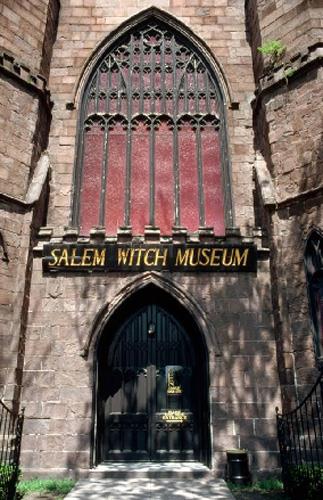 Salem, Massachusetts--1692'deki Salem cad mahkemeleriyle kt hretini pekitirmi, Arthur Miller&#8217;in &#8220;The Crucible&#8221; oyununa konu olmutu. ehrin en ok ziayret alan mzesi bugnlerde New Age butiklerini grmek mmkn.