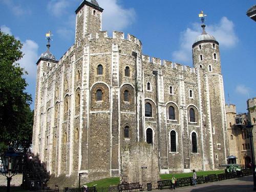 Londra Kulesi  --  Kulede idam edilen yzlerce insandan ikisi olan Anne Boleyn ve Lady Jane Grey'in hayaletleri ngiltere'nin en lanetli binasnda sk sk grlmekte. Ayrca 1816'da bir gardiyann kendisine yaklaan aynn korkusundan lmesi de anlatlanlar arasnda.