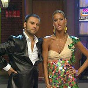 Alian ''Her ey Dahil'' programnda yayn ncesi heybetli grnmek iin yapt hazrlklar unutarak ceketini karnca, omuzlarna yerletirdii peeteler yerlere salal 4 yl oldu...