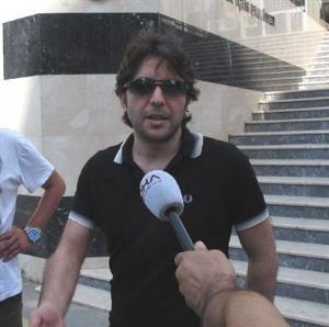 Nihat Doan sevgilisinden gelen mesajlar gazetecilere gsterdikten sonra aniden ''Ben bunlar size niye gsteriyorum'' diye sinirlenip cep telefonunu kral 5 yl oldu...