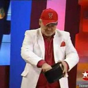 Sava Ay, Stdyo 4 programnda artistik hareketlerle apkadan tavan karma gsterisi yaparken tavan ldreli 6 yl oldu.