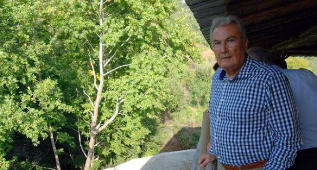 Deniz Baykal, nndeki masada duran Mustafa Sargl'n manette yer ald gazeteyi eliyle usul usul iterek yere dreli 5 yl oldu.