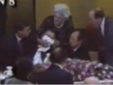 ABD eski bakan George H. W. Bush, Tokyo ziyaretindeki bir yemek srasnda Japonya Babakann zerine kusal 20 yl oldu.
