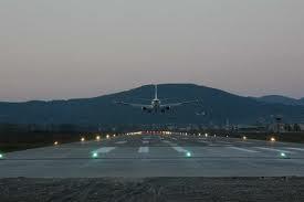 aycuma havaalan, ald gn uaklarn havaalan nndeki da yznden kalkp inemeyeceinin farkedilmesi zerine kapanal 13 yl oldu.