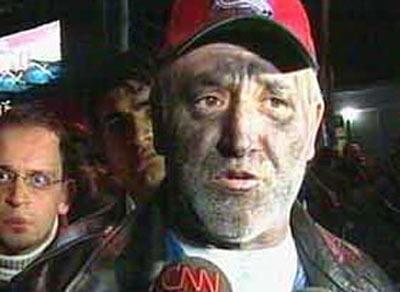 Sava Ay Maka'daki sinema yangnnda alevlerden zor kurtulmu gibi (yz gz is iinde) yaanan faciay anlatrken evredeki vatandalar tarafndan olay yerine sonradan geldii gerekesiyle protesto edileli 9 yl oldu...