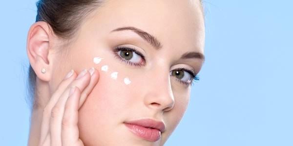 Bakn bu ok nemli. Eer var olan korursanz, kaybolanlar tekrar yerine koymak iin abalamaz, vakit kaybetmezsiniz. Var olan korumaktan kastm, sz gelimi 35 yandaysanz, 40&#8217;l yalara kadar gz evrenizde, aln ve dudak stnzde yalanma belirtileriyle karlamanz muhtemeldir. O zaman 35&#8217;deki cildinizi korumaya aln. Koruyun ki, krmayn, form kayb yaamayn.