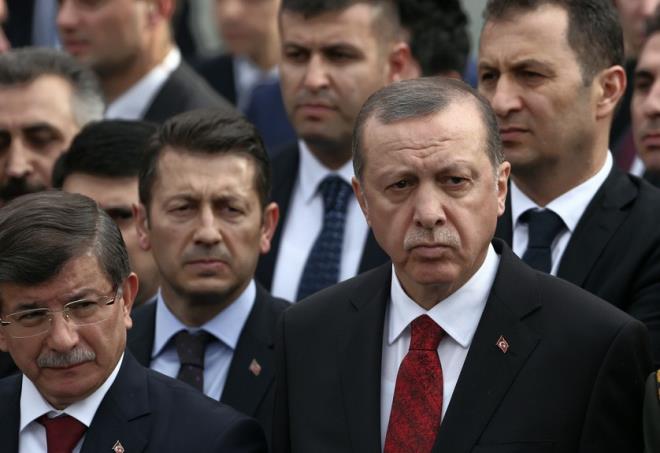 PELKAN DOSYASI    Cumhurbakan Tayyip Erdoan'la Babakan Ahmet Davutolu arasnda olutuu yazlp izilen ayrmann ilk kez ayrntl biimde dile getirildii 'Selam olsun' balkl yaz sosyal medyay kartrd.