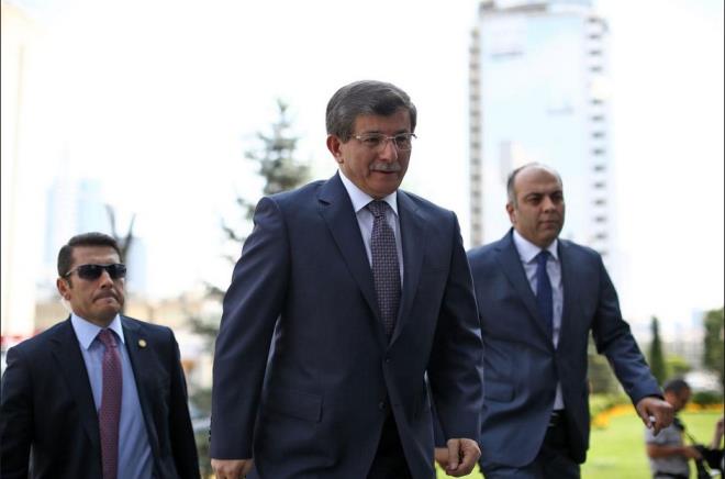 DAVUTOLU EN KISA KONUMASINI YAPIP EN NET MESAJINI VERMT    AK Parti'de tekilt bakannn yetkilerinin MKYK'ya devri sonras ilk kez parti grubunun karsna kan Babakan Davutolu,"Milletimize, bize biz yapan deerlerimize ihanet etmeyiz, edenlere de izin vermeyiz. 'Bizi yalnz brakmayn' diyen Silopilili amcaya da, ellerini semaya ap dua eden Bergamal yal teyze de, dnyann drt bir yannda umudunu AK Parti'ye balayanlar da merak etmesin.