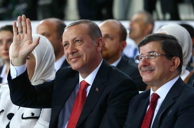 BYK KIRILMA: YETKLERNN ALINMASI    Son rahatszlk ise AK Parti MKYK'snn tekiltlar atama yetkisini geri almasyla oldu. Baz MKYK yeleri bir sredir ilerinden birinin ifadesiyle "Tekiltlarn genleriyle oynanmasndan" rahatszd. Bu rahatszlk tekiltlara atama yapma yetkisinin Genel Bakan ve tekiltlanmadan sorumlu genel bakan yardmcsndan, MKYK'ya devredilmesiyle sonuland. 50 kiilik MKYK yelerinden Cumhurbakan Erdoan'a yakn olduu belirtilen 47'si parti bu amala yazlm bir dilekeyi Genel Bakan'dan habersiz olarak imzalad. Bu hamle, pek ok kimse tarafnda AK Parti iinde Genel Bakan'a kar bir "muhtra" olarak deerlendirildi.