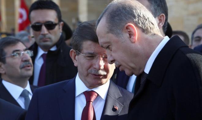 BAKANLIK SSTEM    Dier balklar kadar olmasa da bakanlk sistemi, daha dorusu 'nasl bir bakanlk sistemi' olaca da iki isim arasndaki gr ayrlklarnn satr aralarndan okunabildii bir alan oldu. Kaldki nasl bir bakanlk sistemi tartmasndan nce de Babakan Davutolu'nun 7 Haziran seim sonularna ilikin yapt deerlendirme dikkat ekiciydi, Davutolu, seim sonularna dikkat ekerek "Halk anayasa deiiklii iin bize yetki vermedi" dedi.