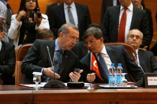 Davutolu, "'Nefsimi ayaklar altna alrm, bir faninin terk etmeyecei dnlen her makam terk ederim ama bu ak kadrolarn zlmesine izin vermem' demitim. Bu balamda adm atacam" dedi ve devamnda unlar syledi: