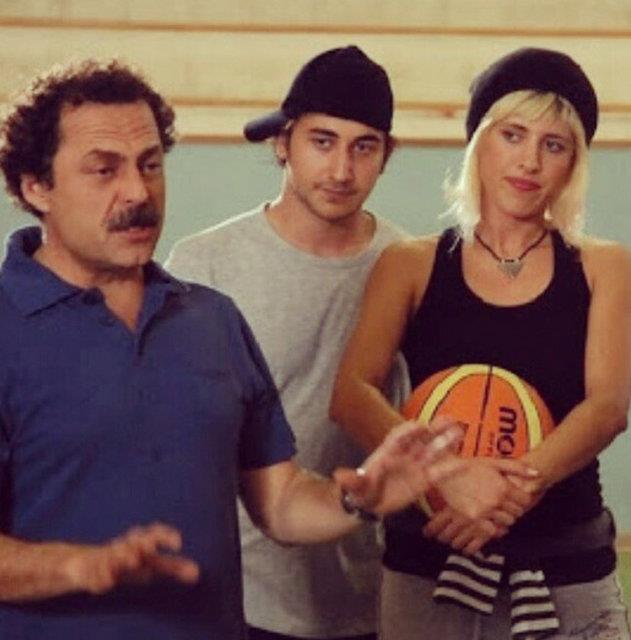 nl oyuncu Arka Sradakiler dizisinden sonra  dizinin devam niteliinde olan retmen Kemal dizisinde de yer ald.