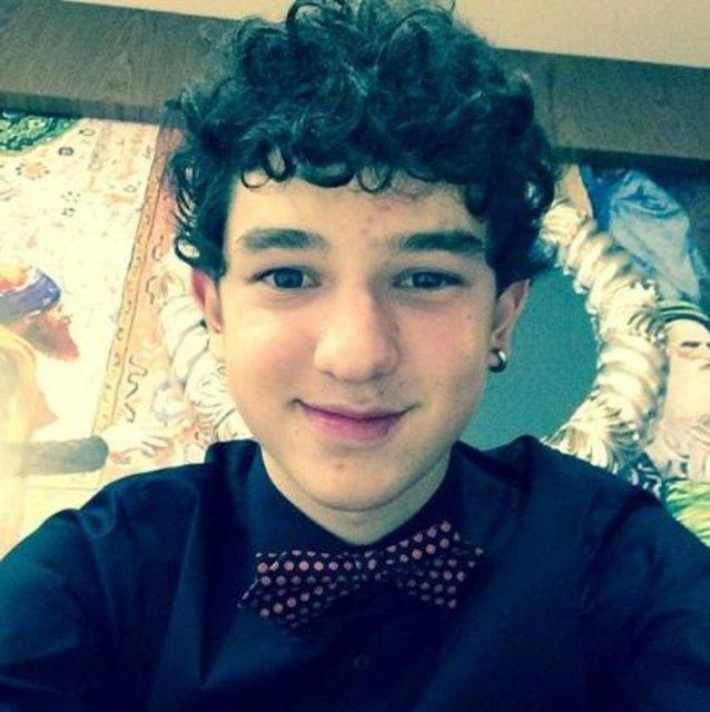 En son Gizem Karaca&#8217;nn kardei Ali olarak ortaya kan Ayberk Koar, ocuk hallerinden ok uzak bir delikanl olarak ekranlarda yer ald.