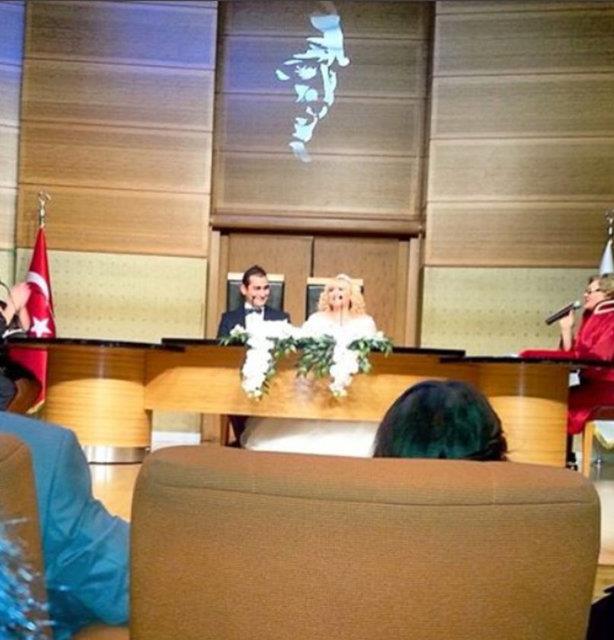 Bir sredir beraber olduu sevgilisiyle Kadky Evlendirme Dairesi'nde dnyaevine giren Azakl nikah fotoraflarn sosyal medya hesabndan paylat.