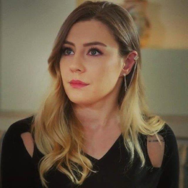 ilk ekran deneyimini 2003-2007 yllar arasnda Show Tv'de ekranlara gelen fantastik komedi dizi 'En yi Arkadam' ile yaad.