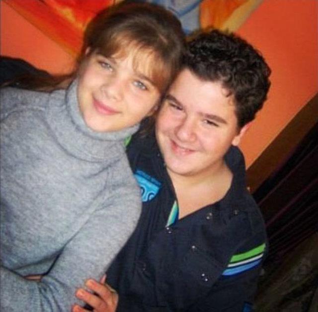 Sihirli Annem'in hem eski hemde yeni blmlerinde yer alan oyuncu, Marmara niversitesi ngilizce Mtercim Tercmanlk blm mezunu.