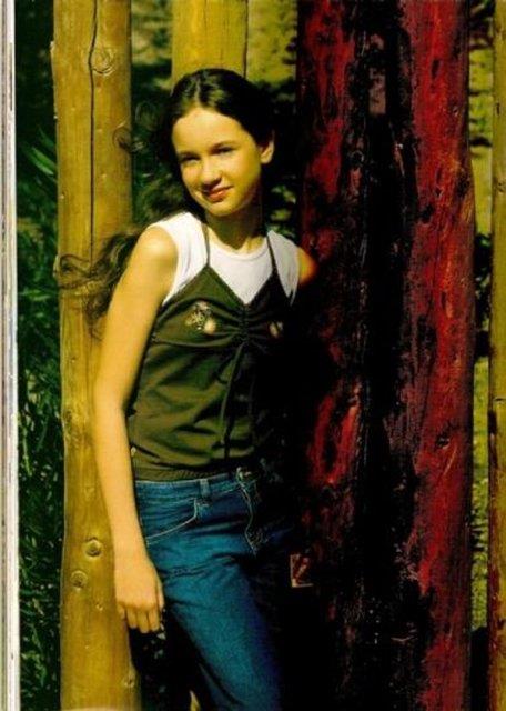 O dizide Ceren roln canlandran emiolu 16 yanda gen bir kzd. 2012 ylnda Firar isimli diziyle ilk baroln oynad.