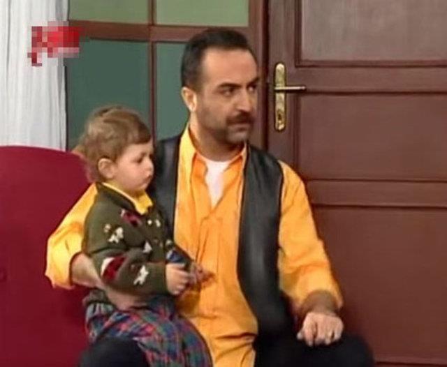 90'l yllara damga vuran Bir Demet Tiyatro'nun Jr. Mkremin'i imdilerde ngiltere'de eitim gryor.