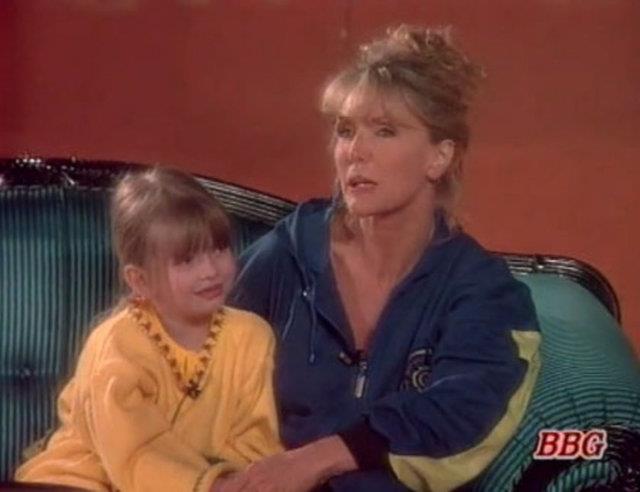 Yasemin Kay Allen, 10 Temmuz 1989'da, ngiliz Dudley Allen ile ngiliz-Trk vatanda oyuncu ve arkc Suna Yldzolu'nun kz olarak Londra, Birleik Krallk'ta dodu.