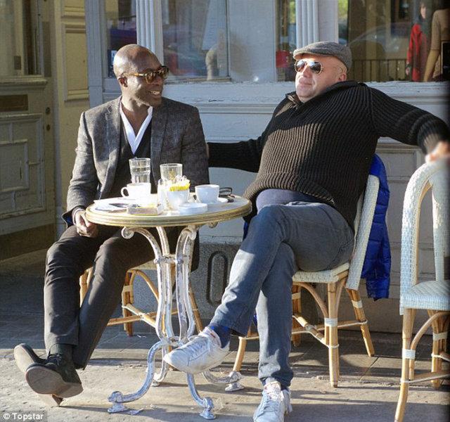 Kot pantolonunun zerine lacivert bir tirt ve kahverengi bir kazak giyen Zane gne gzlklerini ve kasketini de takmt.