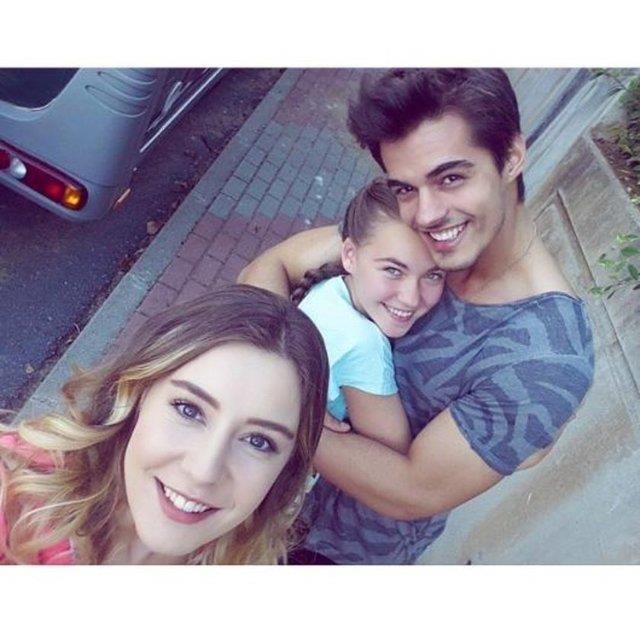 Ege Kkenli 1993 stanbul doumlu. 4 kiilik bir ailenin byk ocuu olan Ege'nin Mert adnda bir de erkek kardei var.