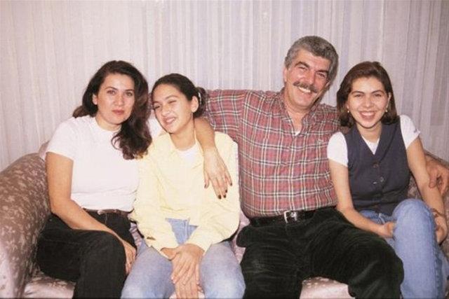 Gzel oyuncu Bergzar Korel'in yllar nce annesi Hlya Darcan, ablas Zeynep Korel ve babas Tanju Korel ile ekilmi bu fotoraf grenleri artt.