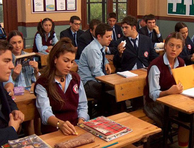 Tiyatro mezunu olan Oray zaman iinde deiti.