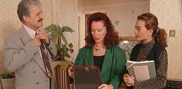 Bizimkiler dizisinden sonra sinema ve tiyatroda da rol alan baarl oyuncu 'Kaygszlar'da Hostes isimli yine hemen hemen ayn karakterde bir rol canlandrd.