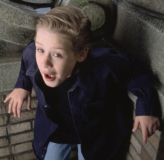 Henz 10 yandayken rol ald Evde Tek Bana (Home Alone) filmiyle hafzalara kaznan Macaulay Culkin, nceki gn New York'ta The Jim Gaffigan Show'un ekimlerinde objektiflere takld.