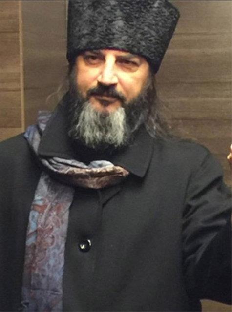 Uzun sakallar, uzun salar, kalpa ve kabanyla grntlenen elik, albm iin "standart elik arklarndan oluuyor" dedi.