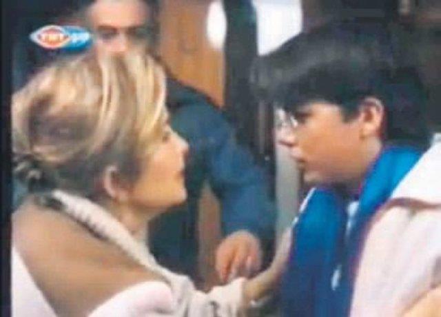 talya'da yaayan yakkl oyuncu Mehmet Gnsr'n ocukluk fotoraflar ortaya kt. Meer Gnsr, 7 yanda reklamlarda oynamaya balam. 14 yandayken ise ilk kez bir dizide rol alm. (Gnaydn)